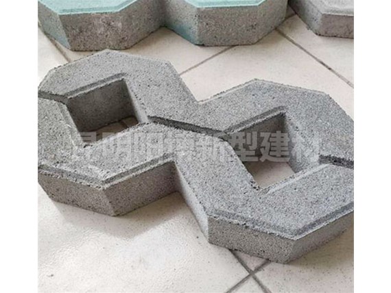 昆明八字植草磚在園林設(shè)計(jì)中的應(yīng)用優(yōu)勢(shì)有哪些呢？